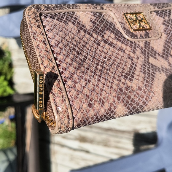 Tory Burch Wallet Leather Snake Print Continental Zip Gold Logos Pulls 8"x4"Rare - Picture 5 of 10